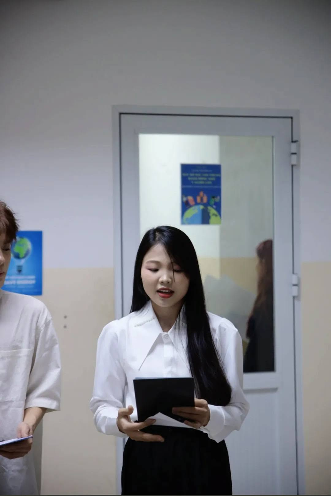Ho&agrave;ng Yến Nhi gặp sự cố bất ngờ với banner khi dẫn chương tr&igrave;nh tại H&agrave; Nội - Ảnh 3.