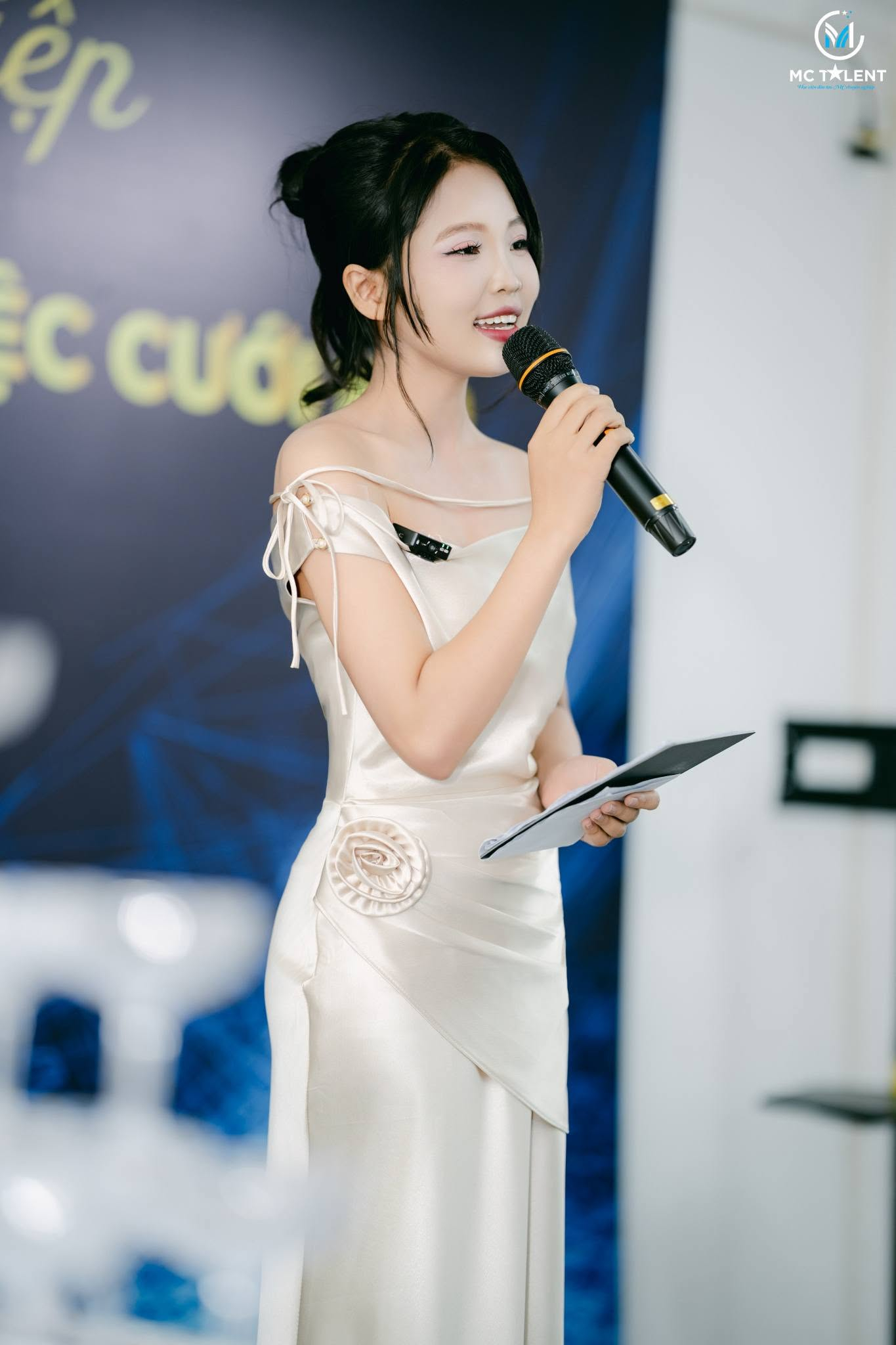 Ho&agrave;ng Yến Nhi gặp sự cố bất ngờ với banner khi dẫn chương tr&igrave;nh tại H&agrave; Nội - Ảnh 4.