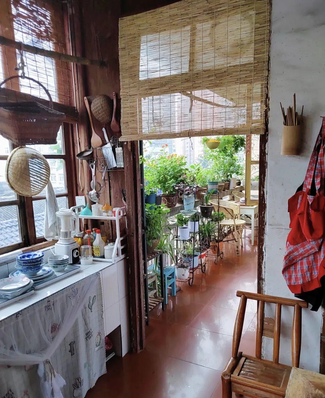 Người phụ nữ 60 tuổi sống một m&igrave;nh trong căn nh&agrave; hơn 40 năm: Bước v&agrave;o b&ecirc;n trong mới hiểu v&igrave; sao b&agrave; kh&ocirc;ng muốn sửa sang - Ảnh 6.