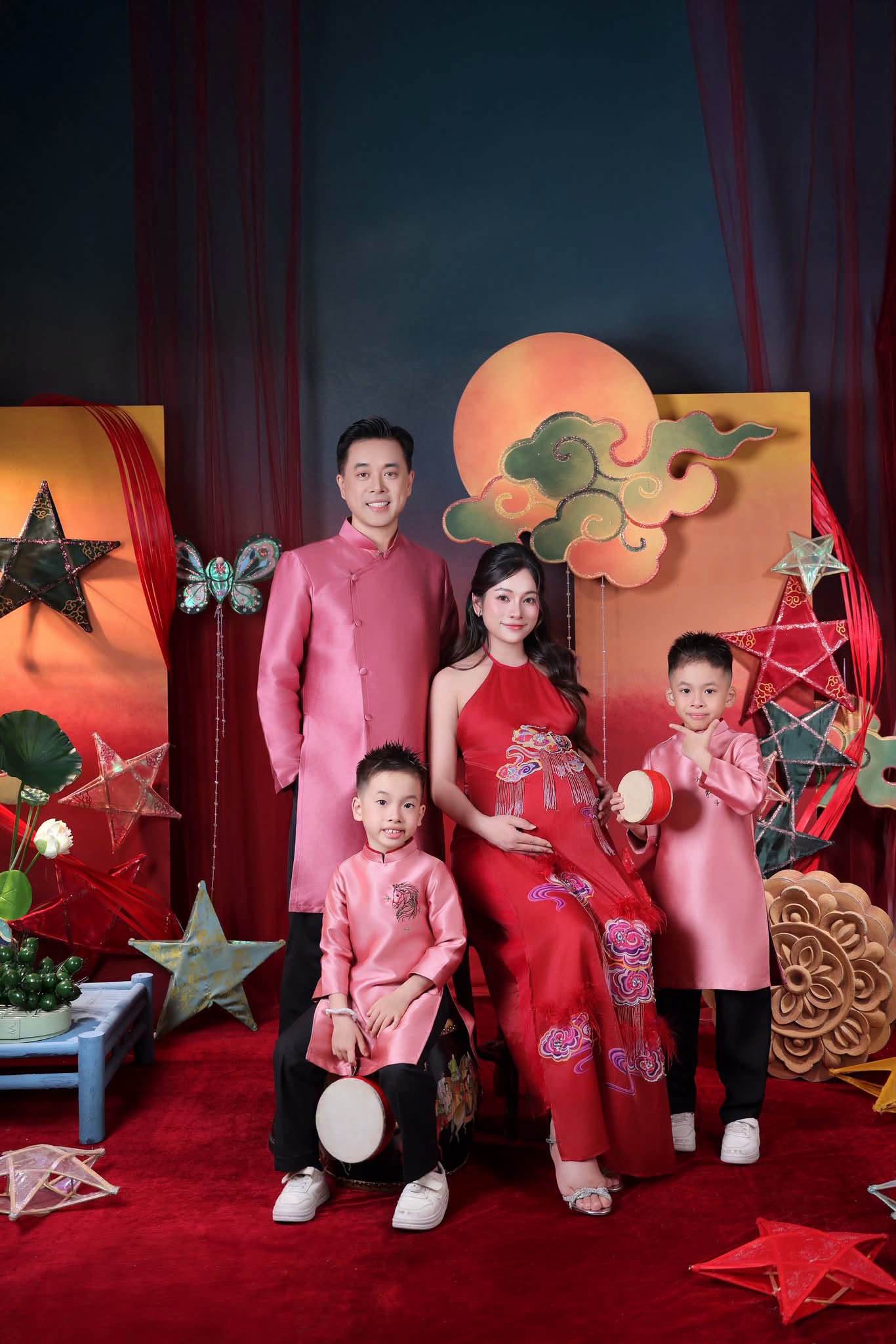 L&yacute; do Dương Khắc Linh kh&ocirc;ng thể chăm s&oacute;c vợ sau khi Sara Lưu hạ sinh 2 