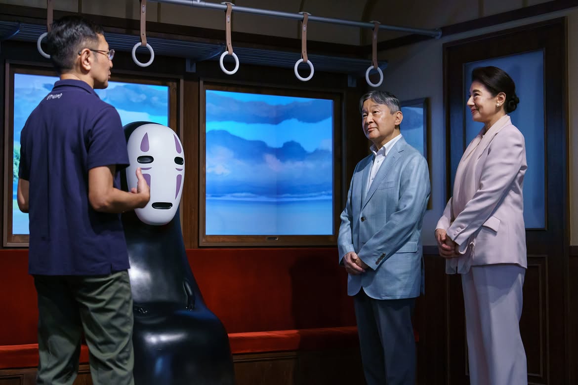Thi&ecirc;n Ho&agrave;ng v&agrave; Ho&agrave;ng hậu Masako chụp ảnh c&ugrave;ng V&ocirc; Diện tại Ghibli Park - Ảnh 2.