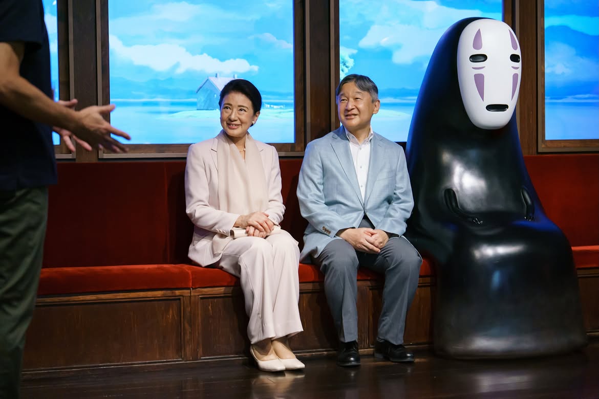 Thi&ecirc;n Ho&agrave;ng v&agrave; Ho&agrave;ng hậu Masako chụp ảnh c&ugrave;ng V&ocirc; Diện tại Ghibli Park - Ảnh 3.