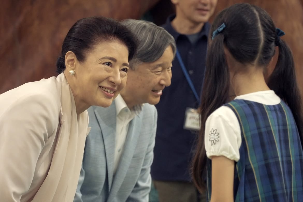 Thi&ecirc;n Ho&agrave;ng v&agrave; Ho&agrave;ng hậu Masako chụp ảnh c&ugrave;ng V&ocirc; Diện tại Ghibli Park - Ảnh 4.