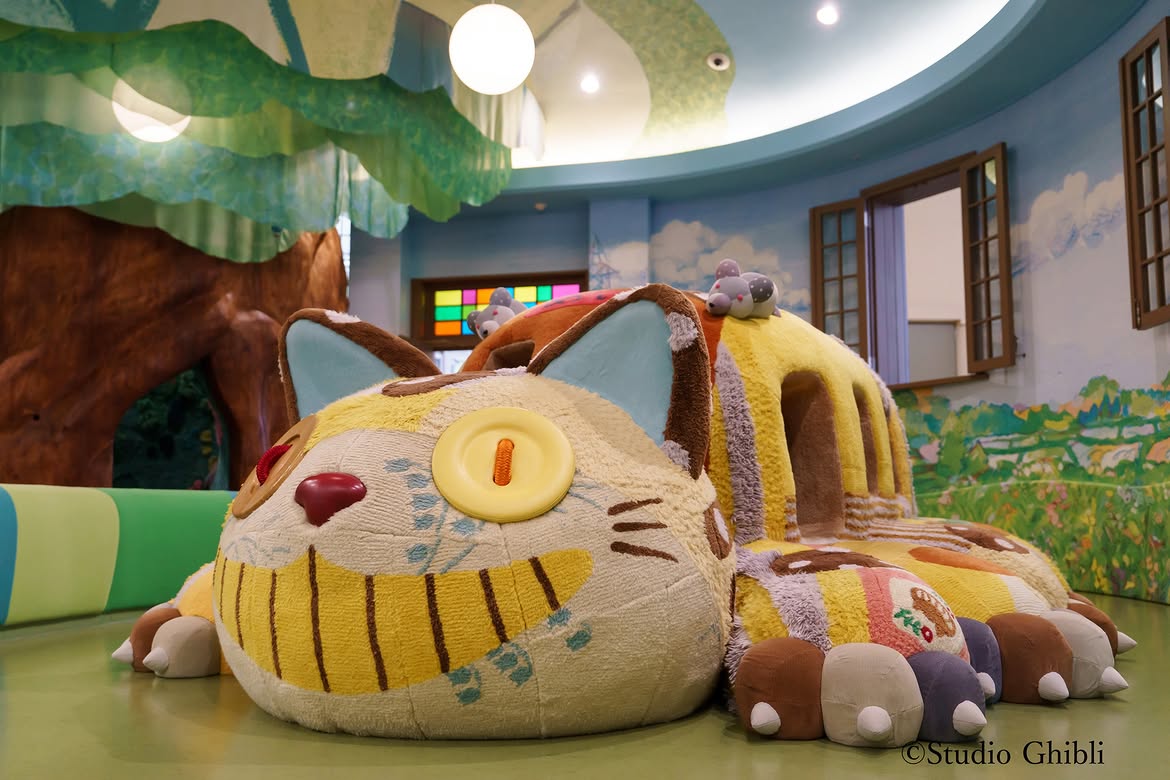 Thi&ecirc;n Ho&agrave;ng v&agrave; Ho&agrave;ng hậu Masako chụp ảnh c&ugrave;ng V&ocirc; Diện tại Ghibli Park - Ảnh 6.