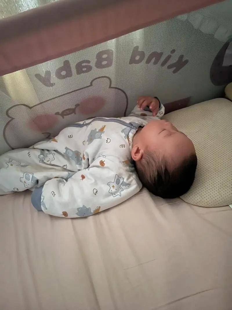 7 điều bố mẹ cần kiểm tra nếu bé ngủ cứ lăn qua lăn lại- Ảnh 1.