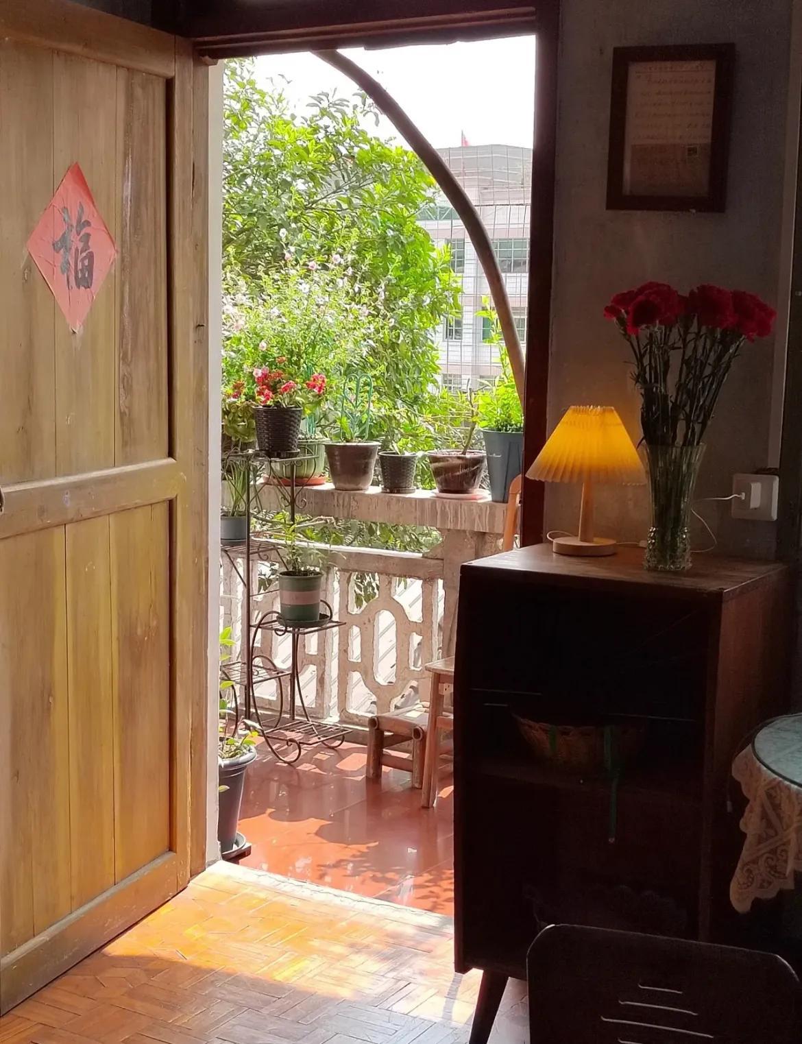 Người phụ nữ 60 tuổi sống một m&igrave;nh trong căn nh&agrave; hơn 40 năm: Bước v&agrave;o b&ecirc;n trong mới hiểu v&igrave; sao b&agrave; kh&ocirc;ng muốn sửa sang - Ảnh 3.