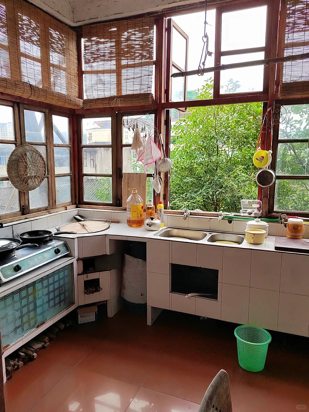 Người phụ nữ 60 tuổi sống một m&igrave;nh trong căn nh&agrave; hơn 40 năm: Bước v&agrave;o b&ecirc;n trong mới hiểu v&igrave; sao b&agrave; kh&ocirc;ng muốn sửa sang - Ảnh 5.