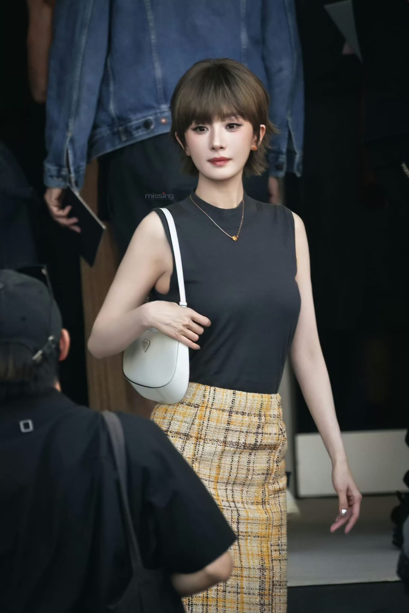 Dương Mịch nổi loạn với kiểu t&oacute;c ngắn ấn tượng tại show Prada 2026 - Ảnh 2.