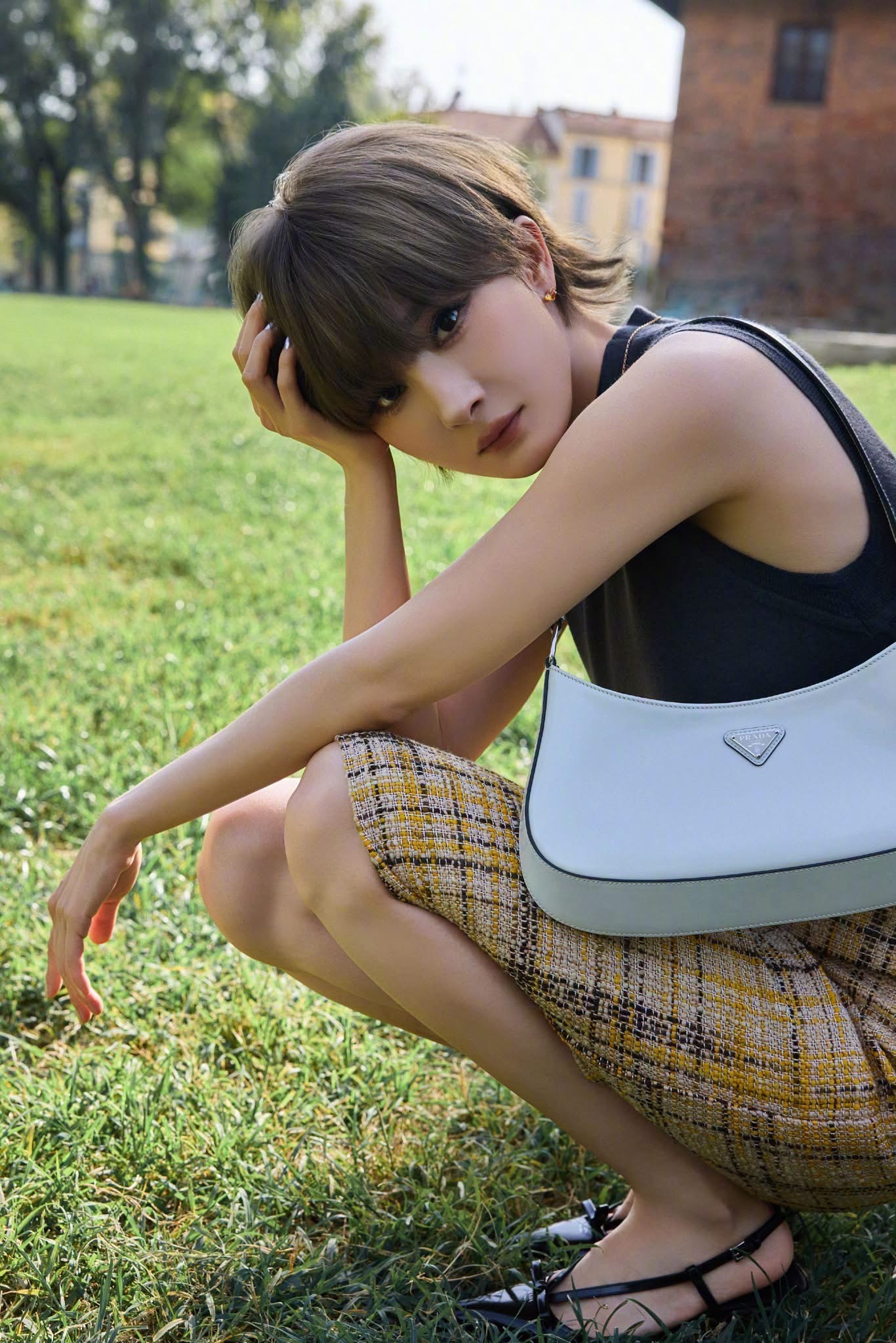 Dương Mịch nổi loạn với kiểu t&oacute;c ngắn ấn tượng tại show Prada 2026 - Ảnh 3.