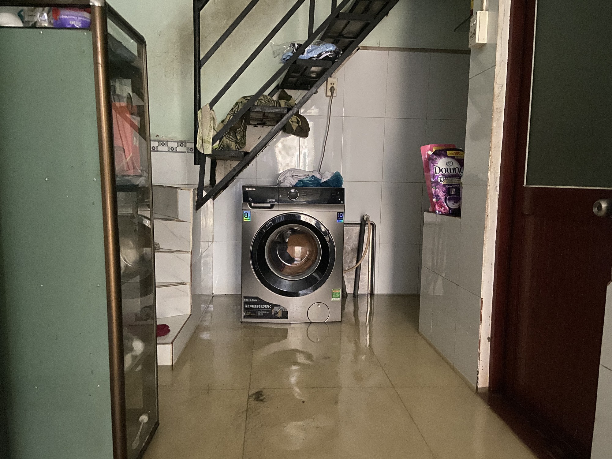 T&igrave;nh trạng ngập lụt tại tp . Hcm: Người d&acirc;n Hiệp B&igrave;nh thức trắng đ&ecirc;m t&aacute;t nước - Ảnh 5.