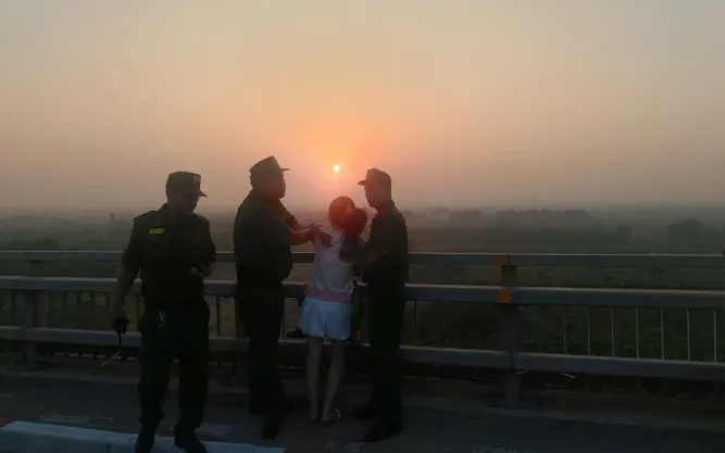 Kịp thời ngăn chặn người phụ nữ c&oacute; &yacute; định tự tử tại cầu Nhật T&acirc;n - Ảnh 1.