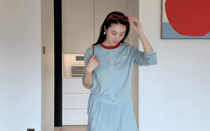 3 con gi&aacute;p n&ecirc;n mặc nhiều m&agrave;u xanh dương trong th&aacute;ng 10- Ảnh 3.