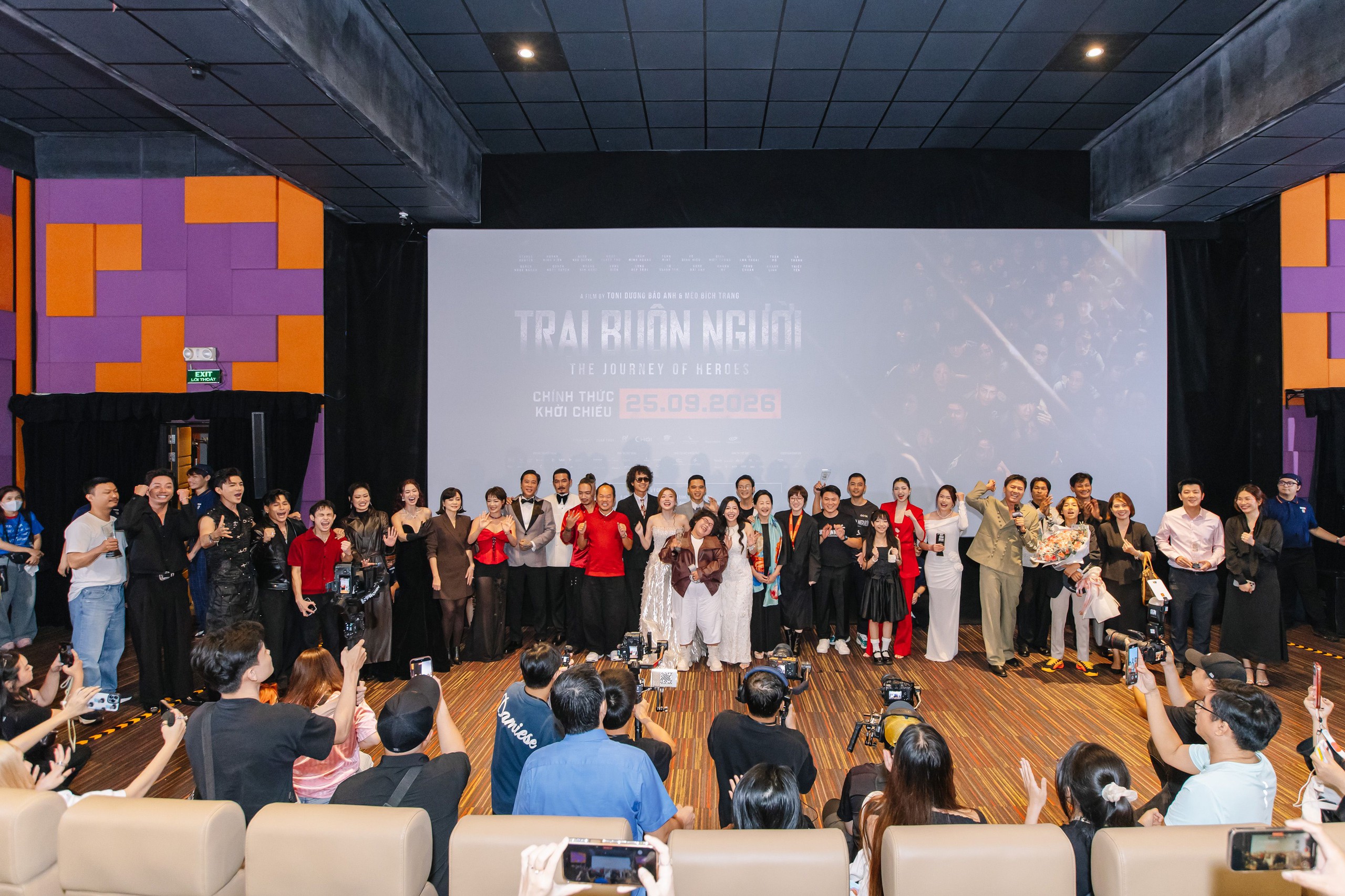 Gallery - Trại Buôn Người xác lập Kỷ lục Việt Nam với hơn 10.000 người tham gia, dàn sao đội mưa dự thảm đỏ ra mắt sau 5 năm ấp ủ - image 28