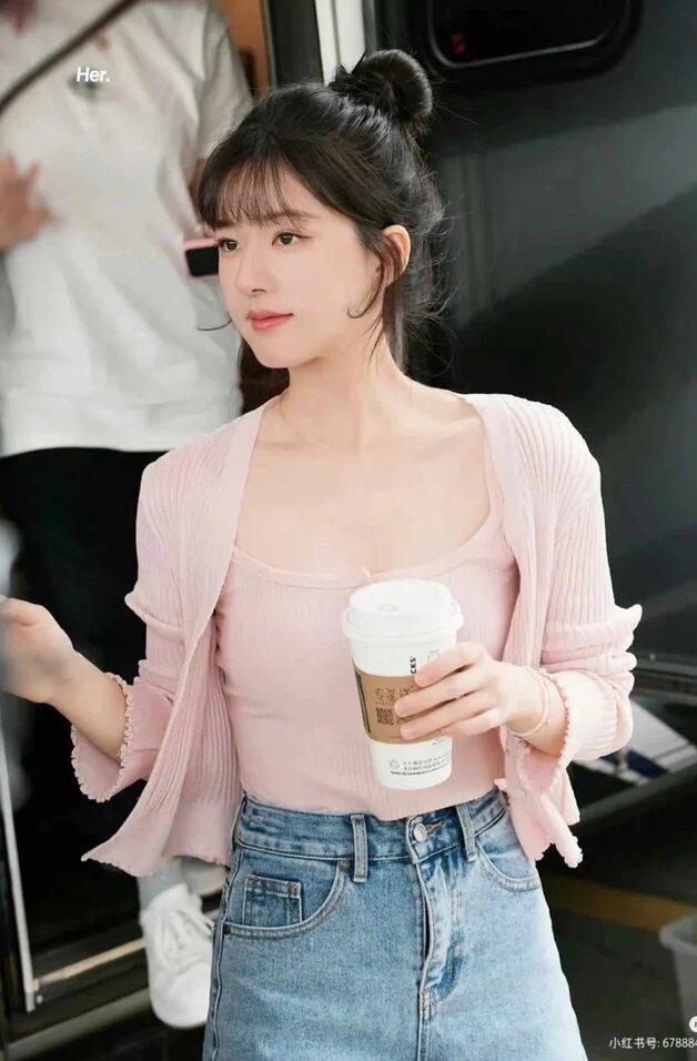 Triệu Lộ Tư trở lại với nhan sắc ngọt ngào , trẻ trung năm 2026 - Ảnh 4. Triệu Lộ Tư trở lại với nhan sắc ngọt ngào , trẻ trung năm 2026 - Ảnh 4.