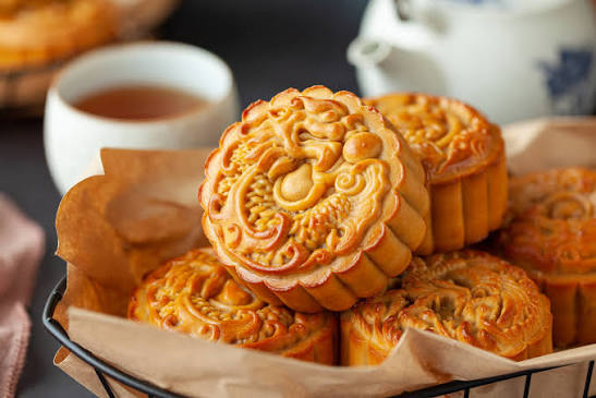 Bánh trung thu nhiều dầu, nhiều đường: Mẹ bầu có ăn được không? - Ảnh 2.