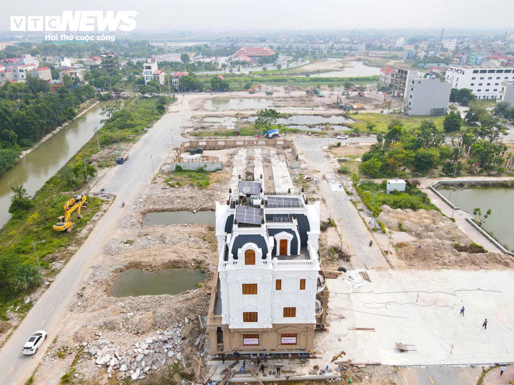 Di chuyển biệt thự Bắc Ninh: Qu&aacute; tr&igrave;nh ấn tượng của ' thần đ&egrave;n ' với c&ocirc;ng tr&igrave;nh h&agrave;ng trăm tấn - Ảnh 4.