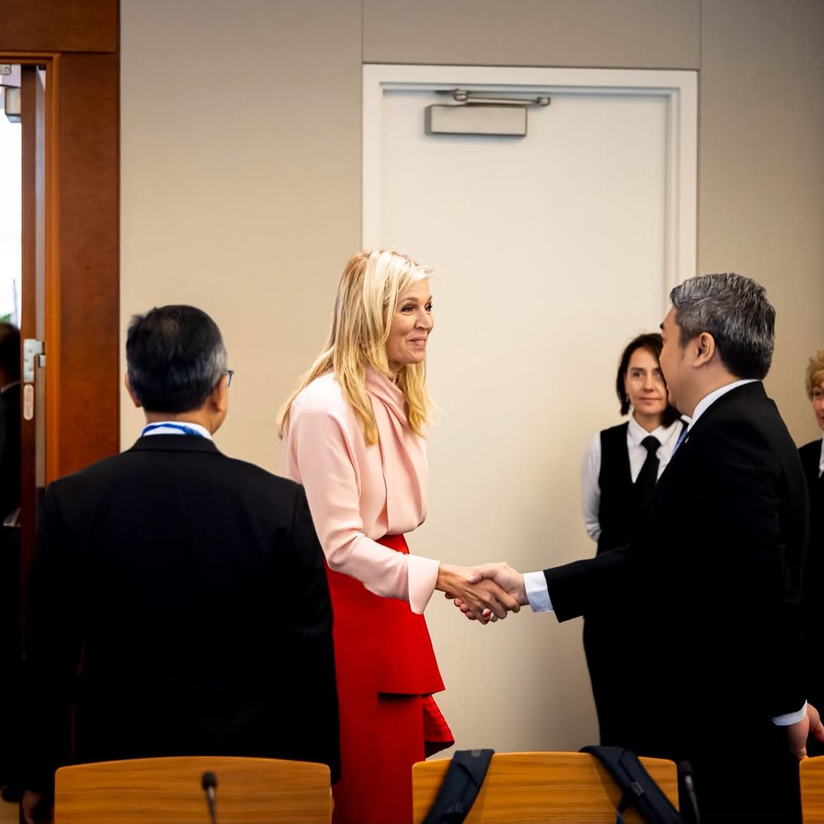 Phong cách Vương hậu Máxima tại Liên Hợp Quốc với chân váy Tory Burch nhiều lớp - Ảnh 5. Phong cách Vương hậu Máxima tại Liên Hợp Quốc với chân váy Tory Burch nhiều lớp - Ảnh 5.