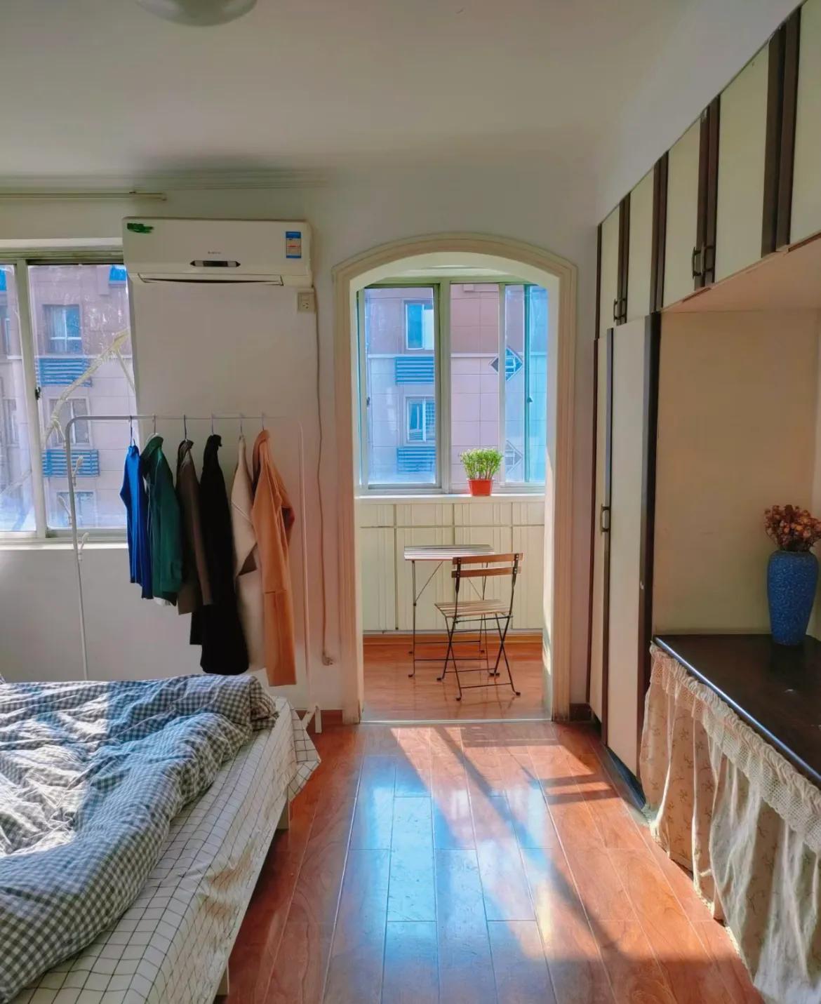30 tuổi mua căn hộ cũ 67m², 31 tuổi bắt đầu lại sự nghiệp: Cô gái sống một mình 5 năm và biến phòng khách thành nơi không ai ngờ tới - Ảnh 5.