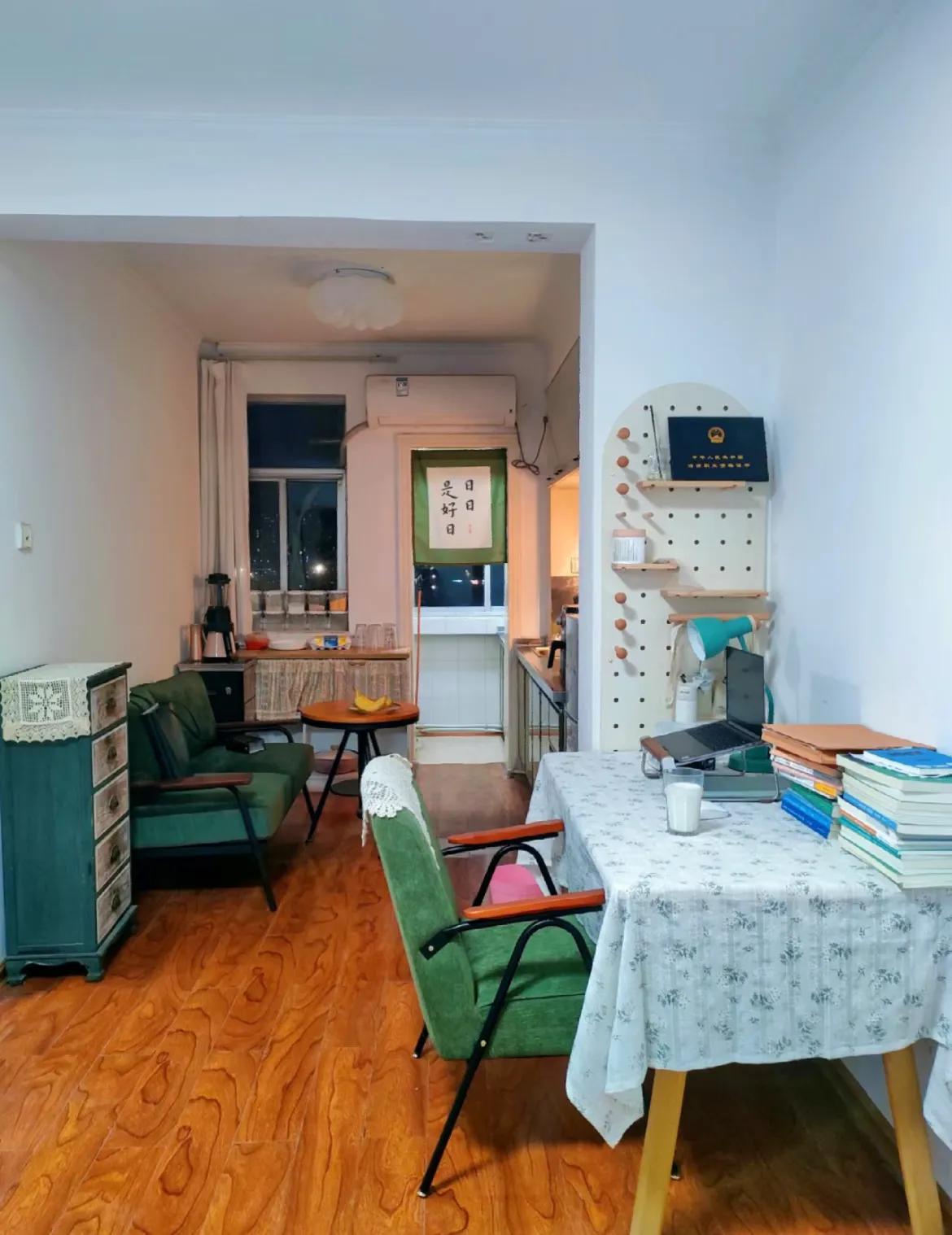 30 tuổi mua căn hộ cũ 67m², 31 tuổi bắt đầu lại sự nghiệp: Cô gái sống một mình 5 năm và biến phòng khách thành nơi không ai ngờ tới - Ảnh 2.