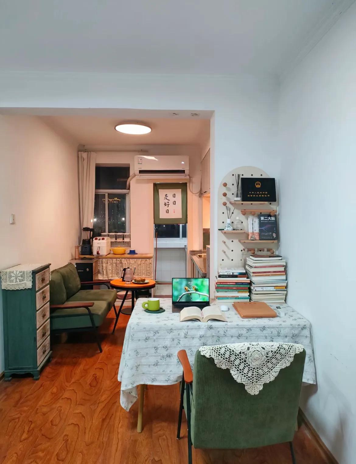 30 tuổi mua căn hộ cũ 67m², 31 tuổi bắt đầu lại sự nghiệp: Cô gái sống một mình 5 năm và biến phòng khách thành nơi không ai ngờ tới - Ảnh 3.