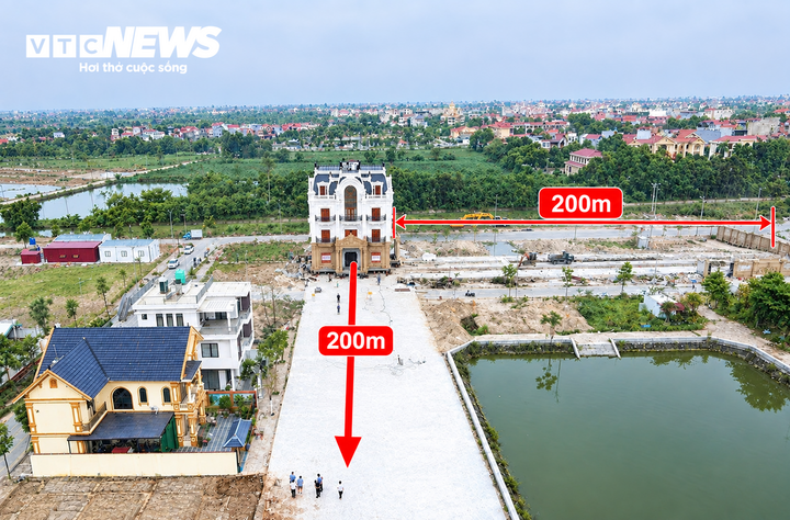 Di chuyển biệt thự Bắc Ninh: Qu&aacute; tr&igrave;nh ấn tượng của ' thần đ&egrave;n ' với c&ocirc;ng tr&igrave;nh h&agrave;ng trăm tấn - Ảnh 1.
