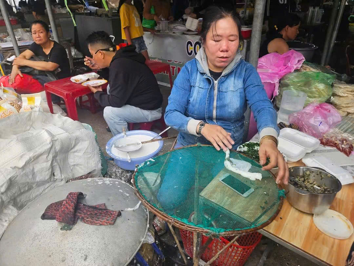 Dằn t&uacute;i 5 . 000 Đồng thưởng thức m&oacute;n ăn s&aacute;ng ở chợ Giai Sơn rẻ nhất Việt Nam - Ảnh 4.