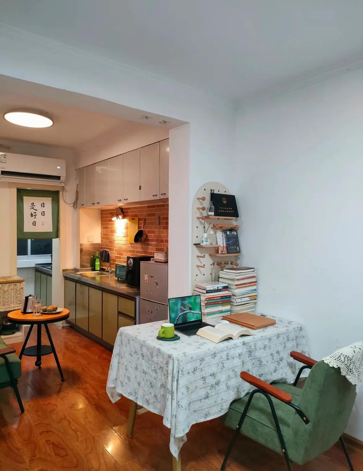 30 tuổi mua căn hộ cũ 67m², 31 tuổi bắt đầu lại sự nghiệp: Cô gái sống một mình 5 năm và biến phòng khách thành nơi không ai ngờ tới - Ảnh 4.