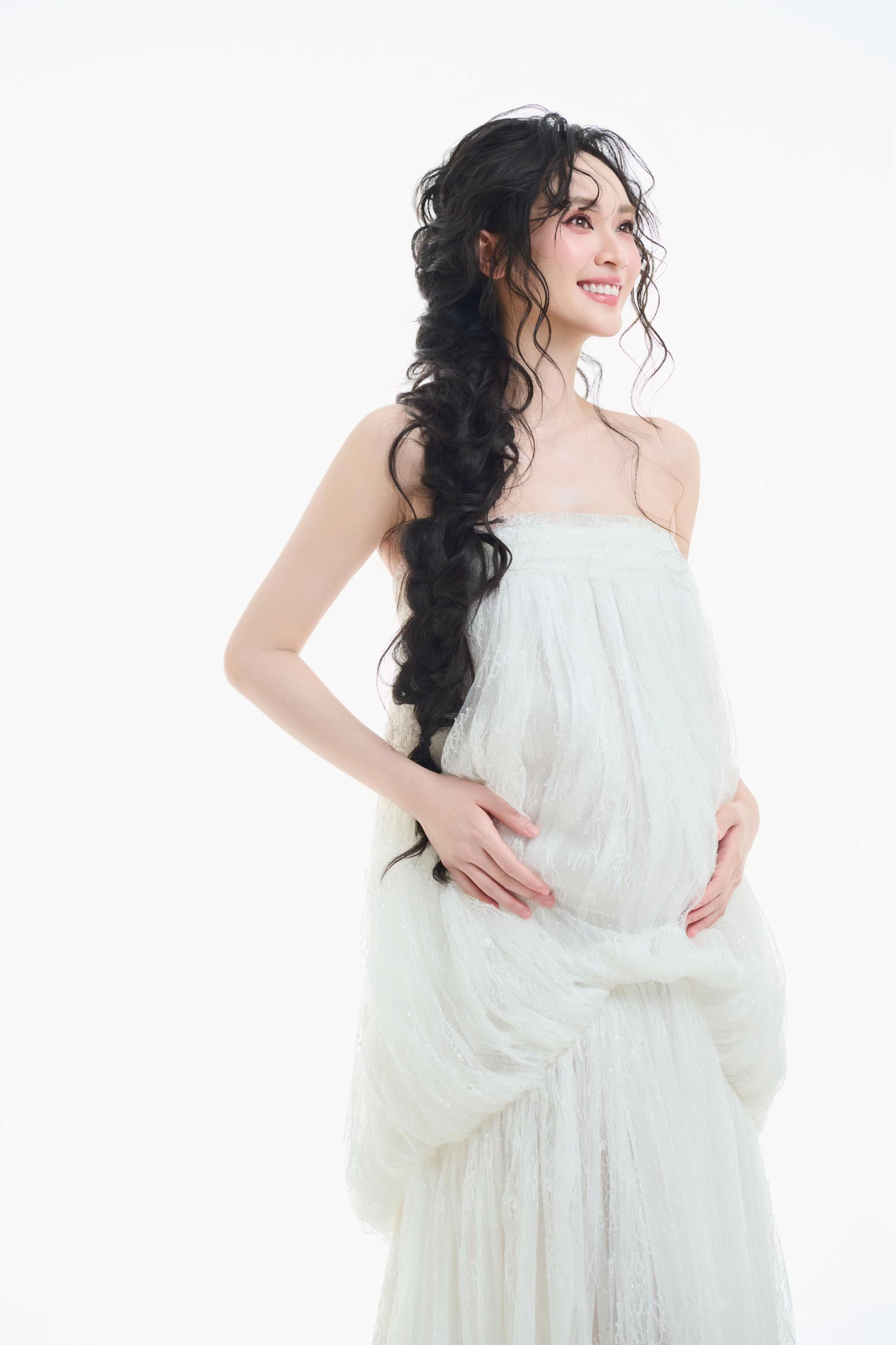 Vũ Th&uacute;y Quỳnh được thiếu gia Đức Phạm d&agrave;nh đặc quyền khi bầu b&iacute; - Ảnh 6.