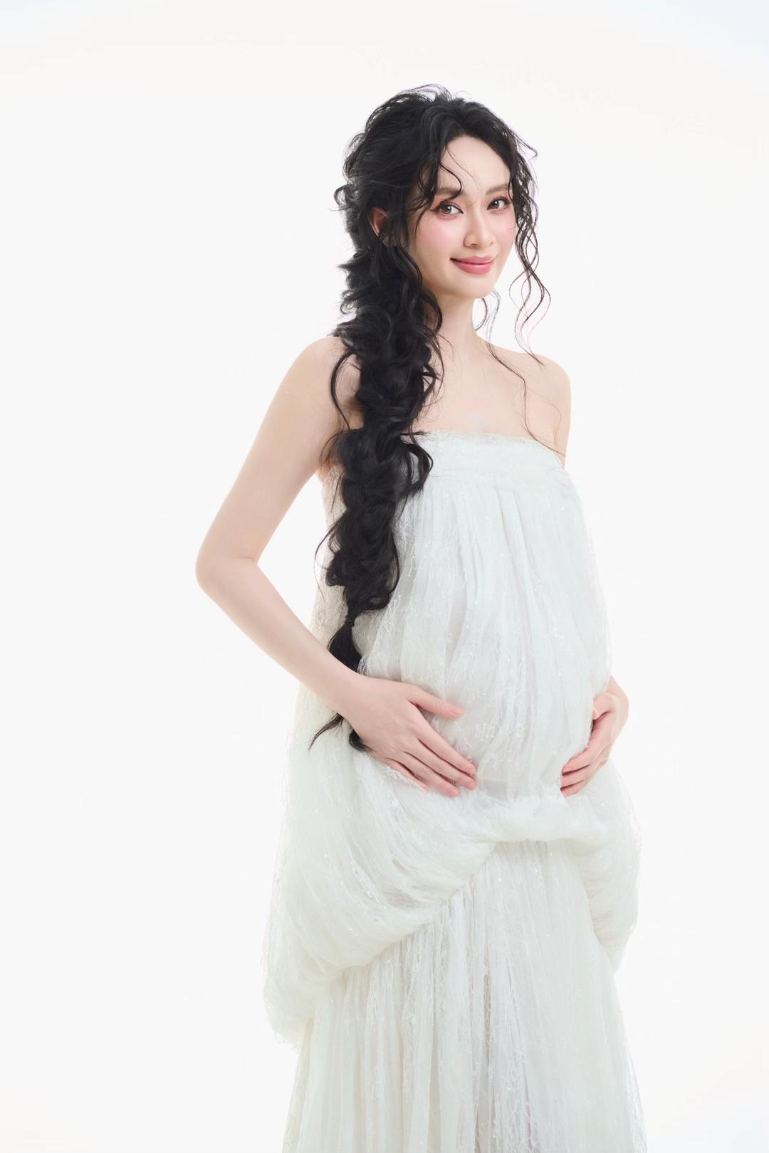 Vũ Th&uacute;y Quỳnh được thiếu gia Đức Phạm d&agrave;nh đặc quyền khi bầu b&iacute; - Ảnh 5.