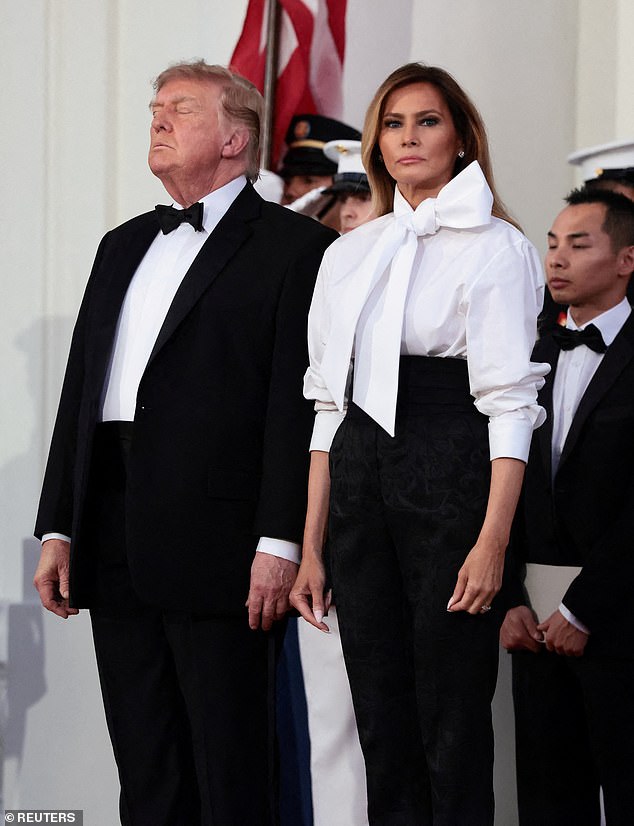 Chiếc &aacute;o trắng nơ lớn của b&agrave; Melania Trump tại tiệc cấp nh&agrave; nước 2026 - Ảnh 1.
