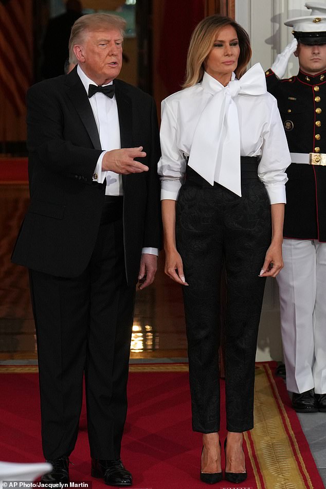 Chiếc &aacute;o trắng nơ lớn của b&agrave; Melania Trump tại tiệc cấp nh&agrave; nước 2026 - Ảnh 2.
