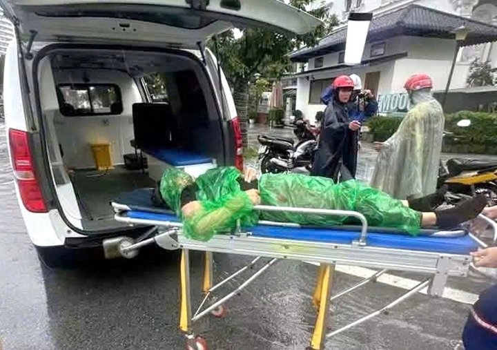 Người phụ nữ bị s&eacute;t đ&aacute;nh nguy kịch khi l&aacute;i xe m&aacute;y tại Nghệ An - Ảnh 1.