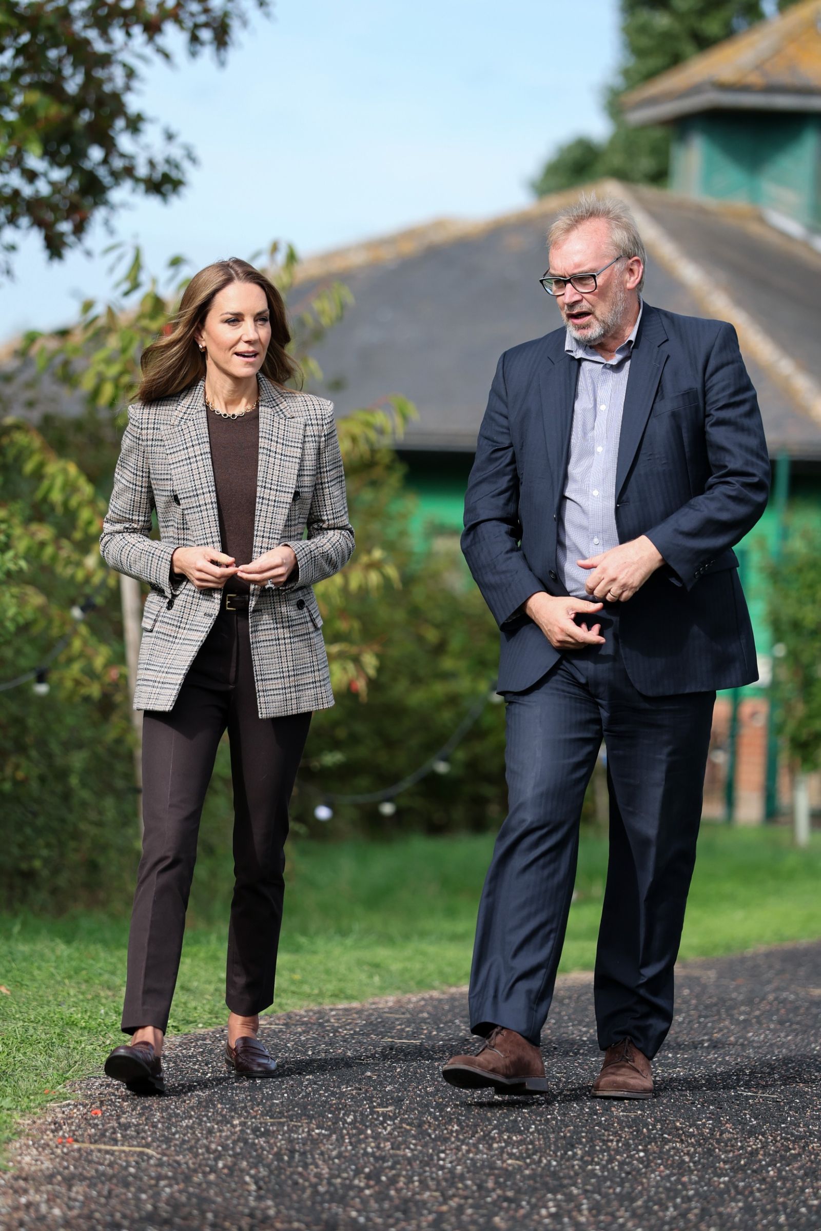 Kate Middleton diện c&ocirc;ng thức c&ocirc;ng sở m&ugrave;a thu cực dễ học: Blazer kẻ, quần n&acirc;u v&agrave; đ&ocirc;i loafers khiến tổng thể sang hẳn- Ảnh 2.