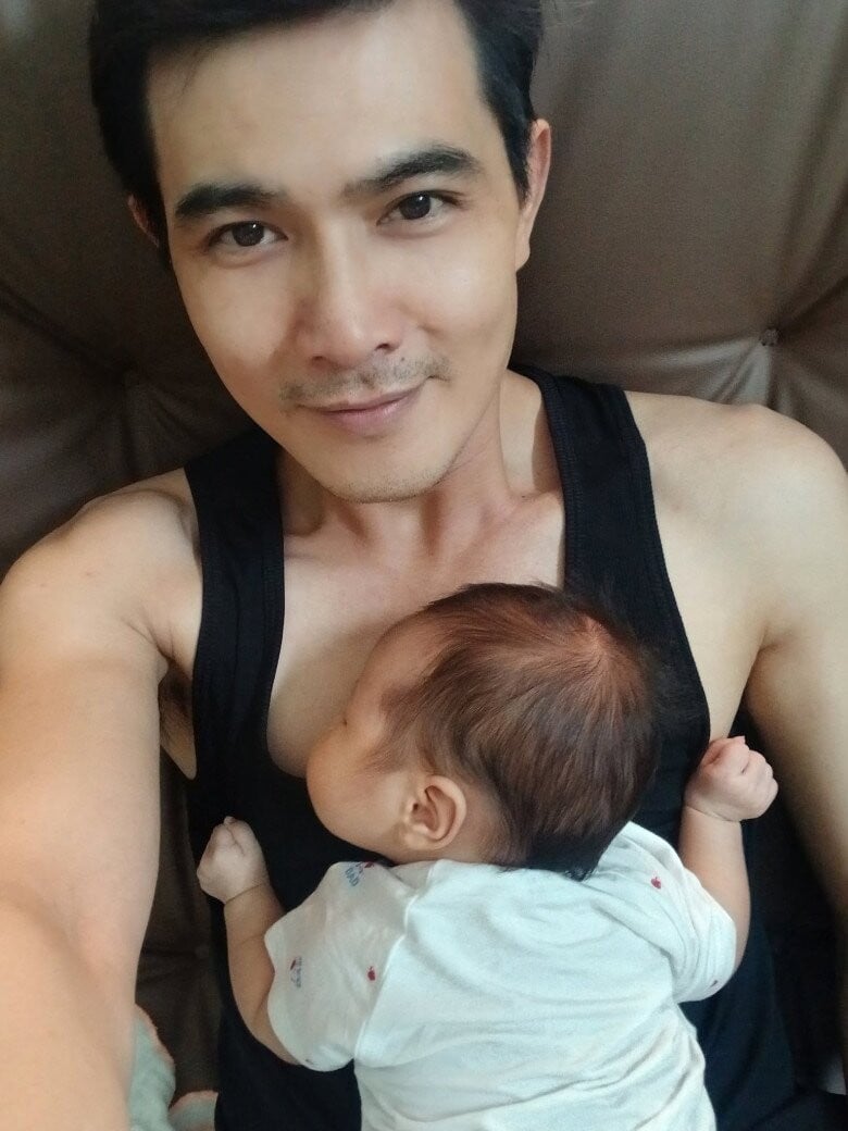 Nam diễn vi&ecirc;n phim giờ v&agrave;ng giấu vợ suốt 10 năm, l&agrave;m bố 3 con vẫn sợ đưa con đi ti&ecirc;m - Ảnh 2.