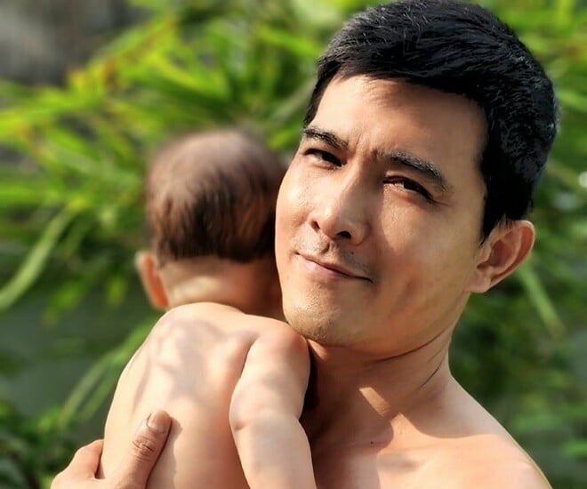 Nam diễn vi&ecirc;n phim giờ v&agrave;ng giấu vợ suốt 10 năm, l&agrave;m bố 3 con vẫn sợ đưa con đi ti&ecirc;m - Ảnh 3.