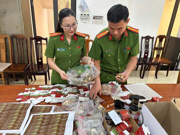 Bắt nh&oacute;m Lừa đảo b&aacute;n thuốc nam gia truyền chữa khối u tại H&agrave; Nội - Ảnh 2.