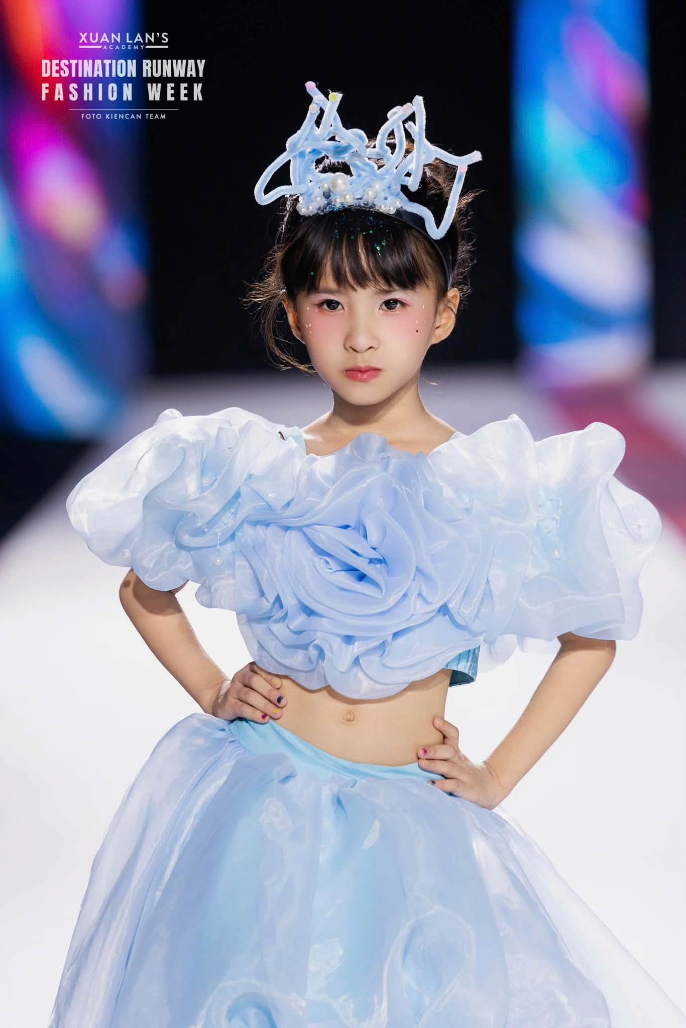 Con gái Thiên An 5 tuổi làm toán tư duy siêu nhanh, là mẫu nhí tự tin ai cũng khen ngợi - Ảnh 4.