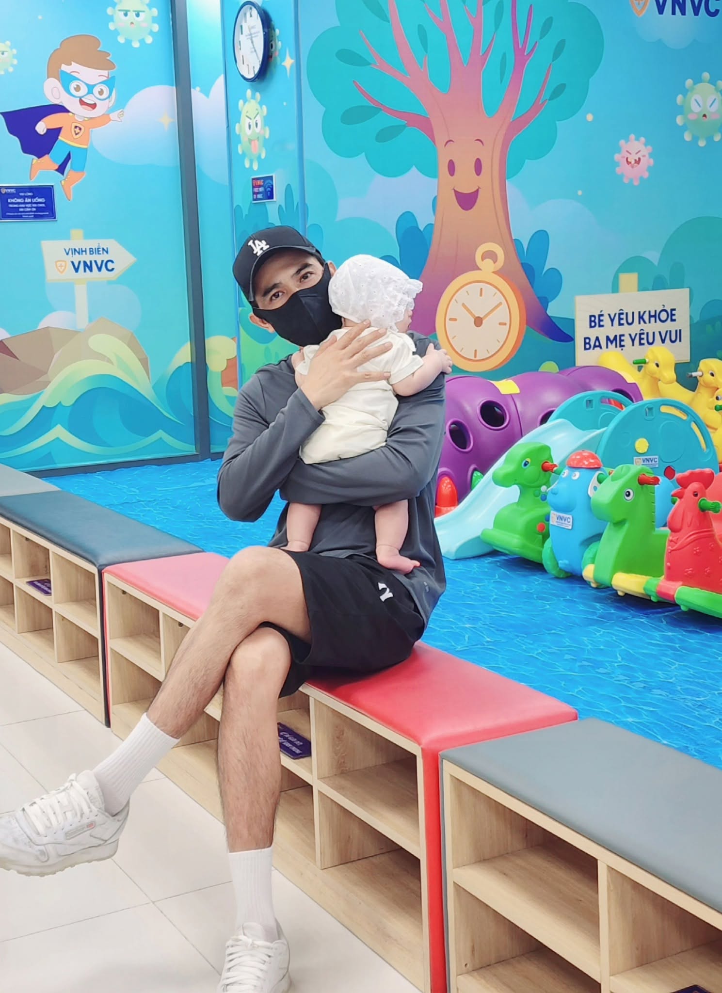 Nam diễn vi&ecirc;n phim giờ v&agrave;ng giấu vợ suốt 10 năm, l&agrave;m bố 3 con vẫn sợ đưa con đi ti&ecirc;m - Ảnh 4.