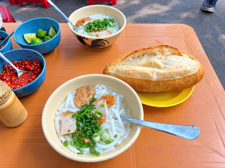 T&ocirc; b&aacute;nh canh 8.000 Đồng ở Nha Trang: Địa chỉ ăn ngon kh&ocirc;ng thể bỏ qua - Ảnh 3.