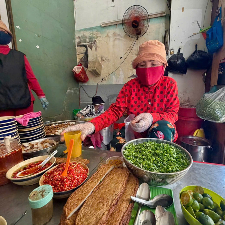T&ocirc; b&aacute;nh canh 8.000 Đồng ở Nha Trang: Địa chỉ ăn ngon kh&ocirc;ng thể bỏ qua - Ảnh 5.