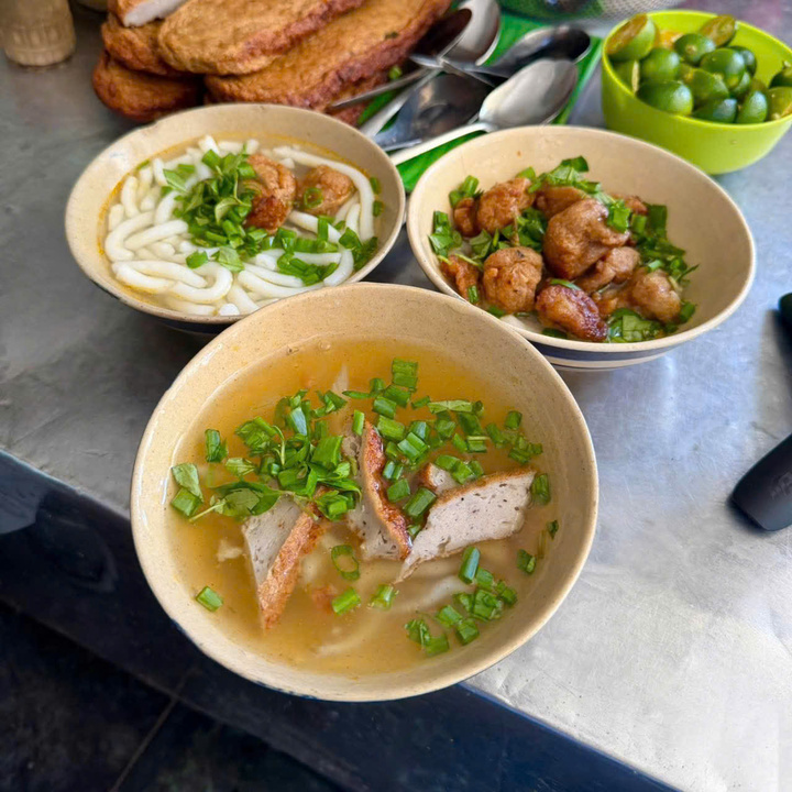 T&ocirc; b&aacute;nh canh 8.000 Đồng ở Nha Trang: Địa chỉ ăn ngon kh&ocirc;ng thể bỏ qua - Ảnh 7.