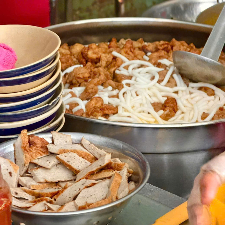 T&ocirc; b&aacute;nh canh 8.000 Đồng ở Nha Trang: Địa chỉ ăn ngon kh&ocirc;ng thể bỏ qua - Ảnh 6.
