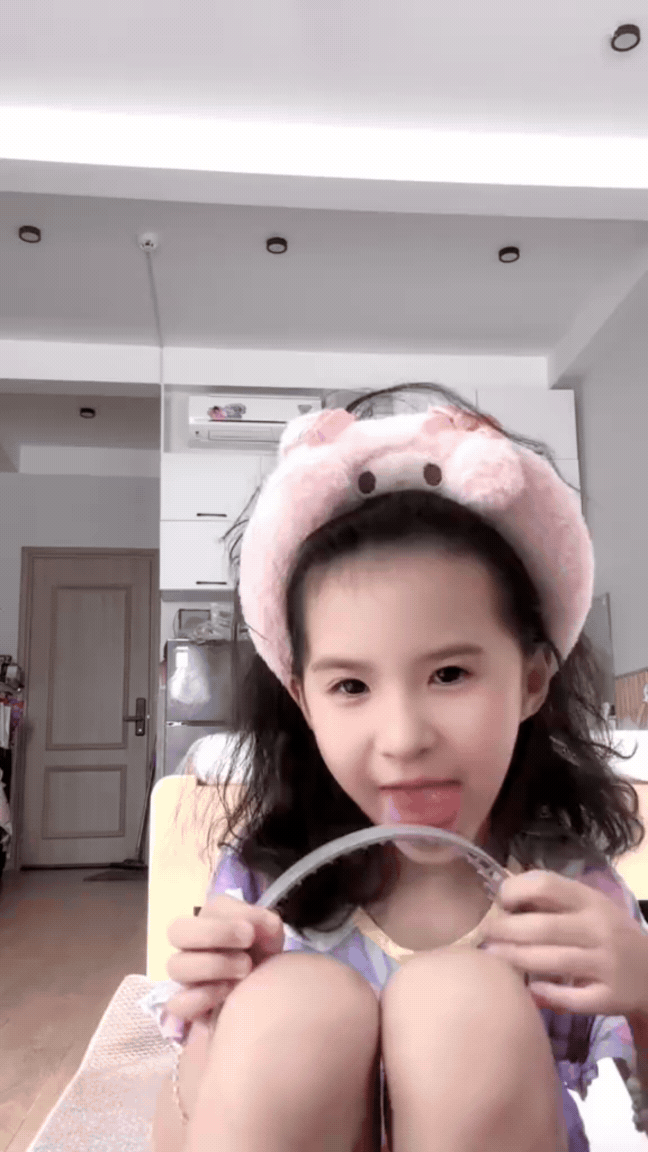 Con gái Thiên An 5 tuổi làm toán tư duy siêu nhanh, là mẫu nhí tự tin ai cũng khen ngợi - Ảnh 2.