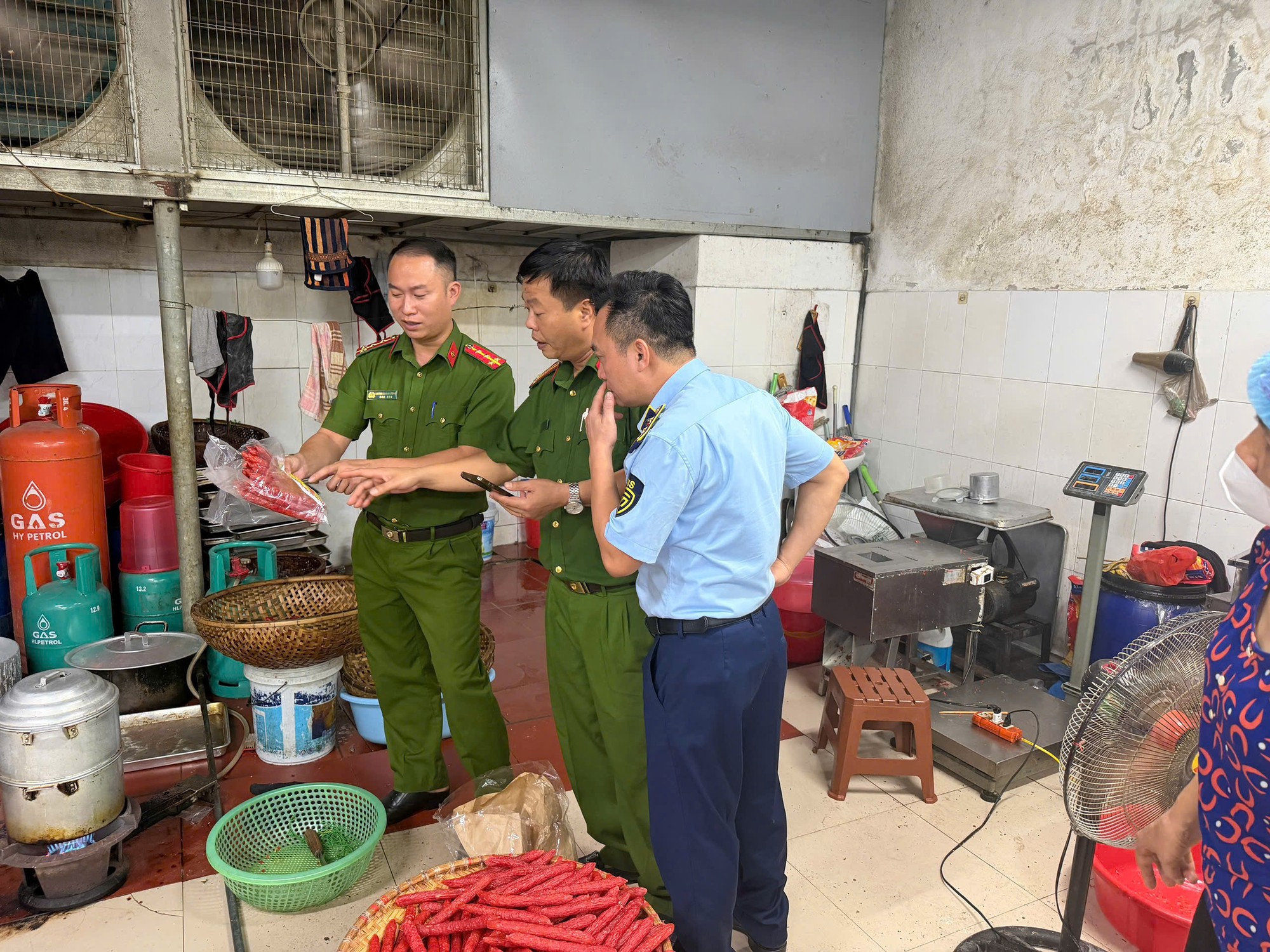 Ph&aacute;t hiện hơn 3 . 000 B&aacute;nh Trung thu kh&ocirc;ng r&otilde; nguồn gốc tại Hưng Y&ecirc;n năm 2026 - Ảnh 2.