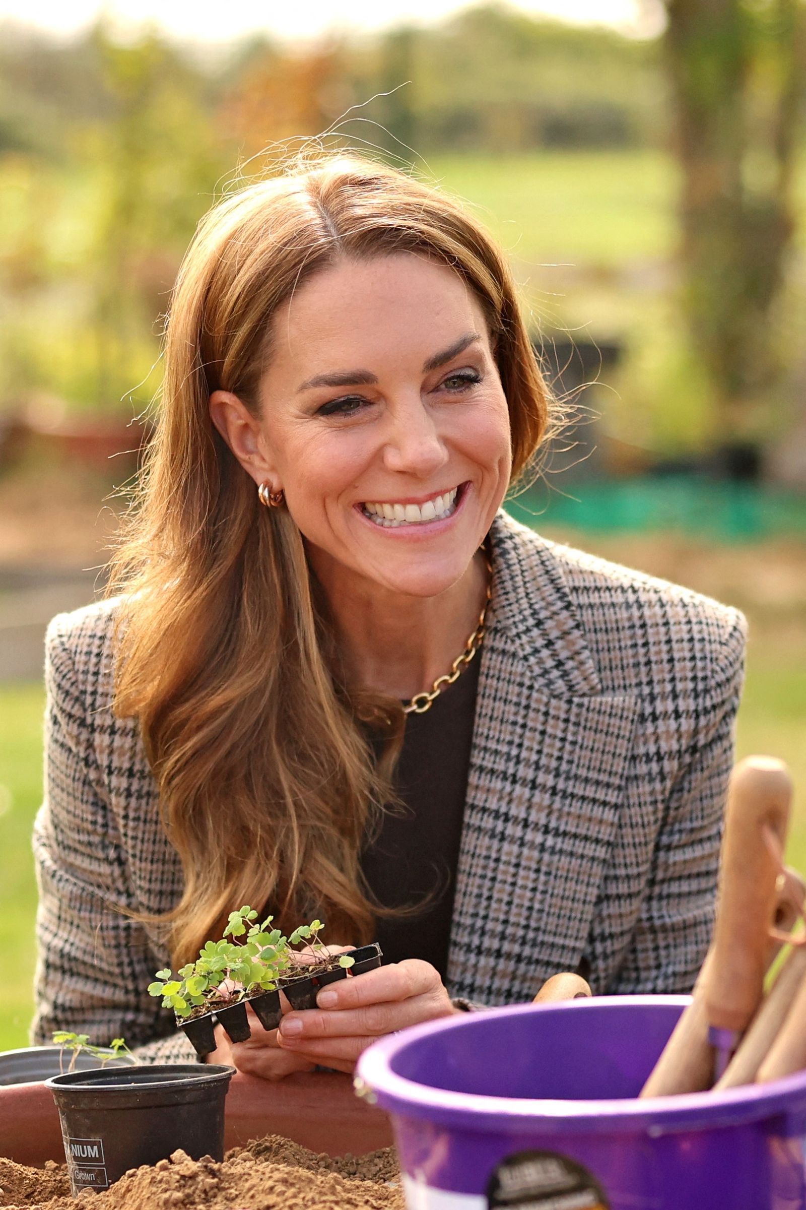 Kate Middleton diện c&ocirc;ng thức c&ocirc;ng sở m&ugrave;a thu cực dễ học: Blazer kẻ, quần n&acirc;u v&agrave; đ&ocirc;i loafers khiến tổng thể sang hẳn- Ảnh 4.