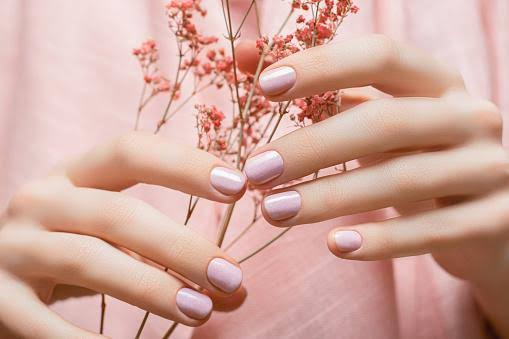 Cảnh b&aacute;o cho những ai c&oacute; m&oacute;ng tay li&ecirc;n tục gi&ograve;n, dễ g&atilde;y: 8 vitamin v&agrave; kho&aacute;ng chất c&oacute; thể bạn đang thiếu - Ảnh 1.