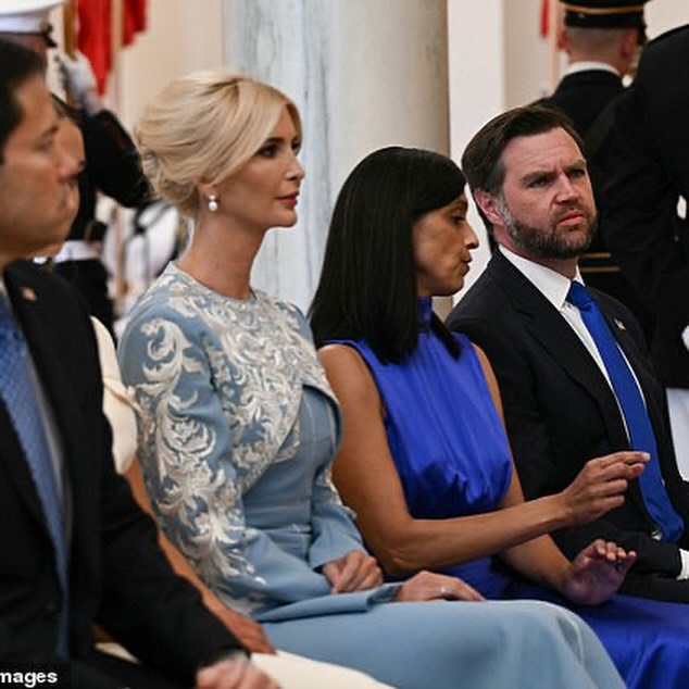 Ivanka Trump thời trang ấn tượng với thiết kế haute couture tại Nhà Trắng - Ảnh 5. Ivanka Trump thời trang ấn tượng với thiết kế haute couture tại Nhà Trắng - Ảnh 5.