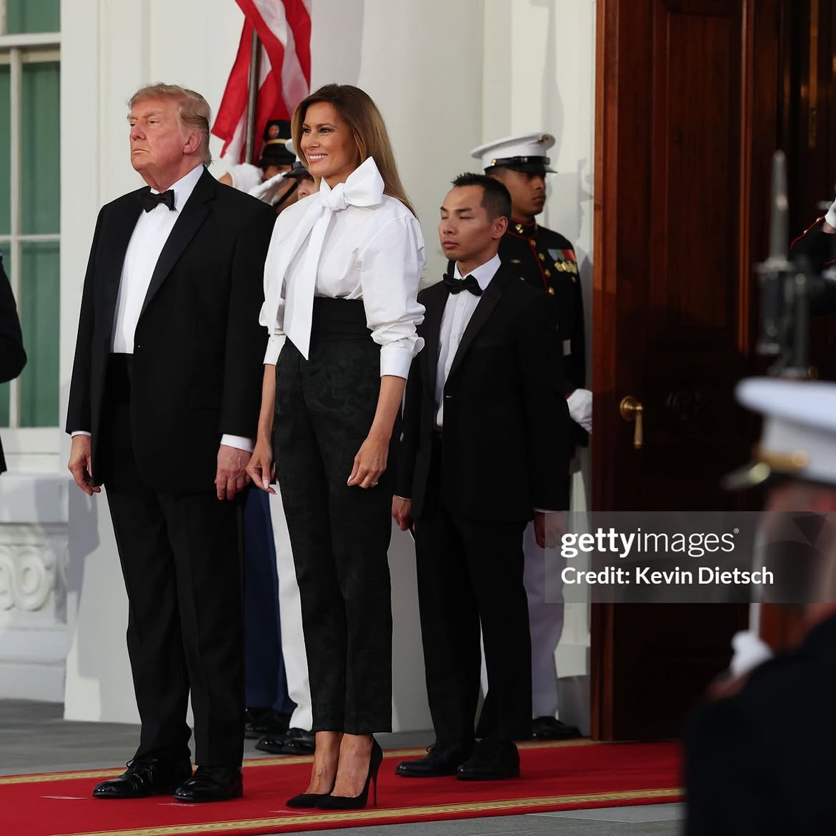 Chiếc &aacute;o trắng nơ lớn của b&agrave; Melania Trump tại tiệc cấp nh&agrave; nước 2026 - Ảnh 4.
