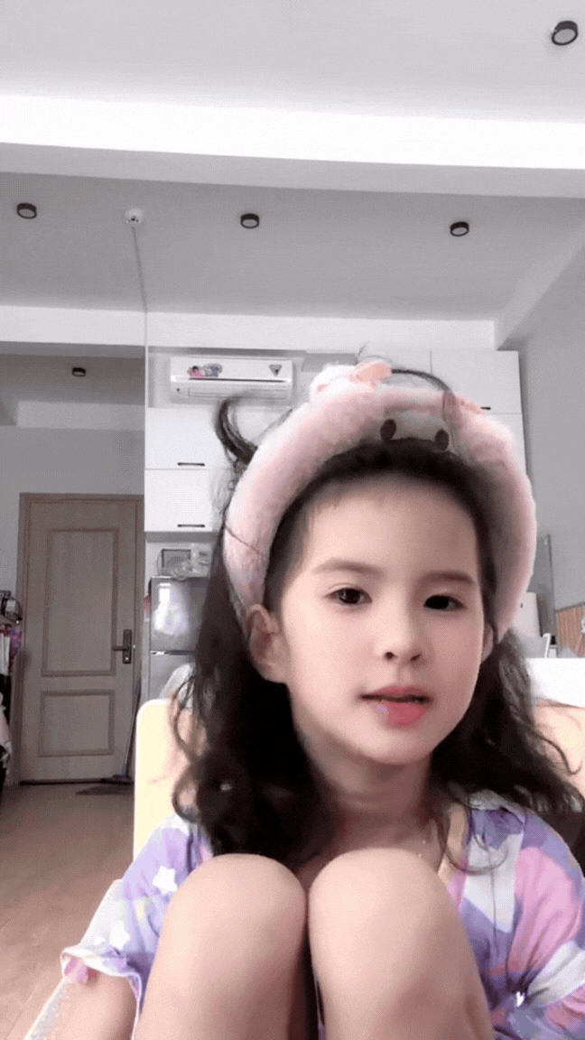 Con gái Thiên An 5 tuổi làm toán tư duy siêu nhanh, là mẫu nhí tự tin ai cũng khen ngợi - Ảnh 1.