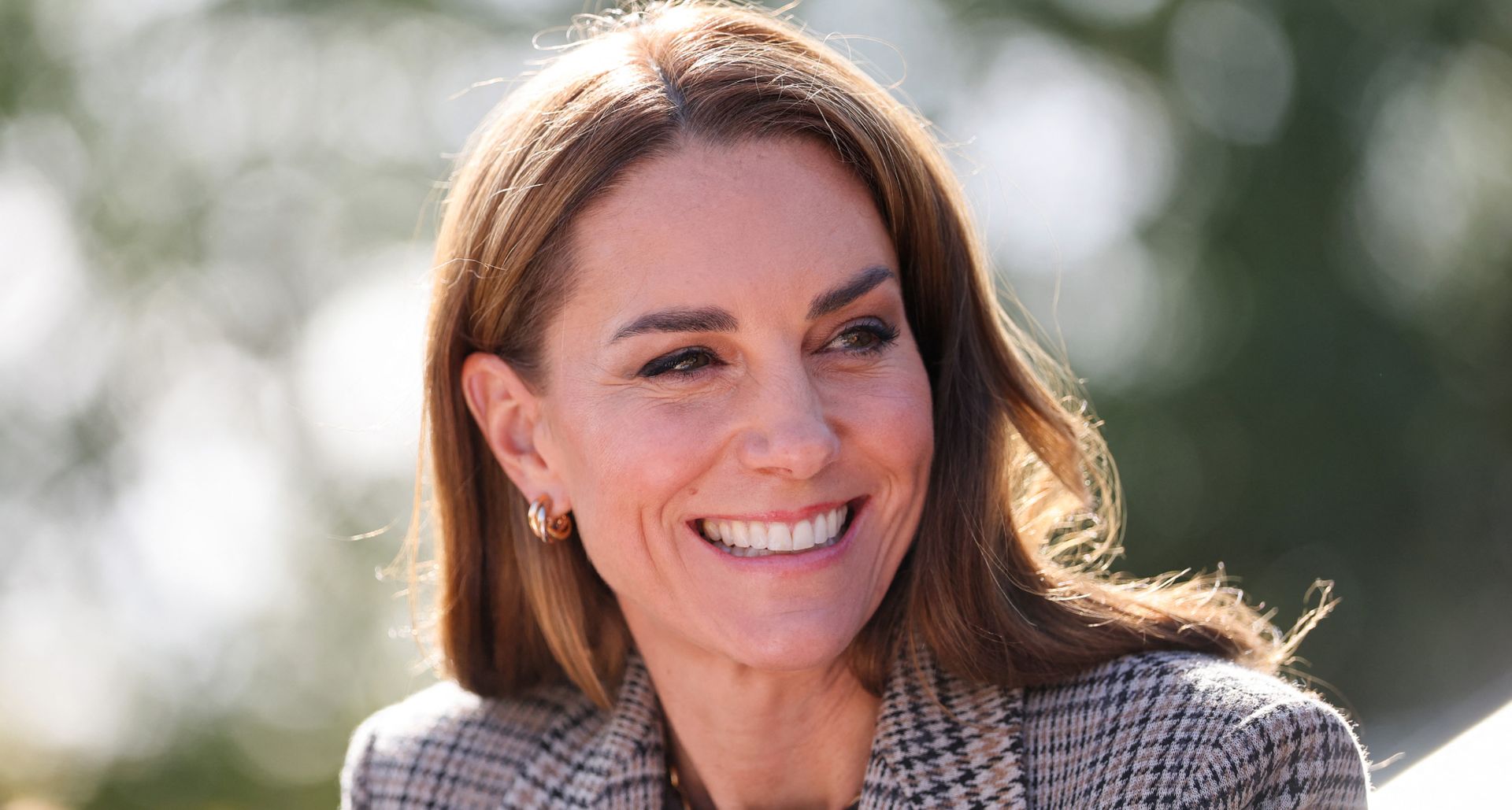 Kate Middleton diện c&ocirc;ng thức c&ocirc;ng sở m&ugrave;a thu cực dễ học: Blazer kẻ, quần n&acirc;u v&agrave; đ&ocirc;i loafers khiến tổng thể sang hẳn- Ảnh 1.